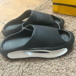 Unique Men’s Slide Size 12-13